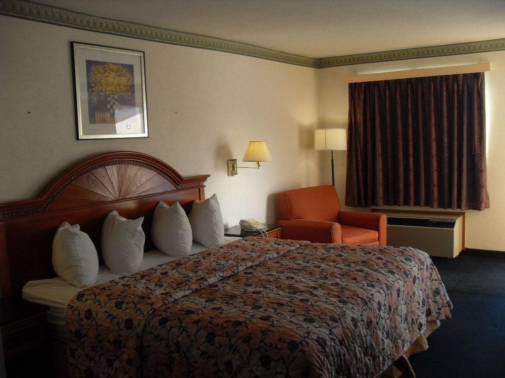 Days Inn By Wyndham Maumee/Toledo Екстериор снимка