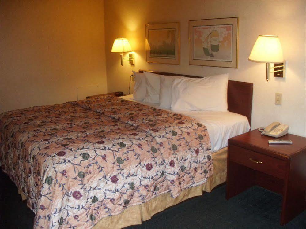 Days Inn By Wyndham Maumee/Toledo Екстериор снимка